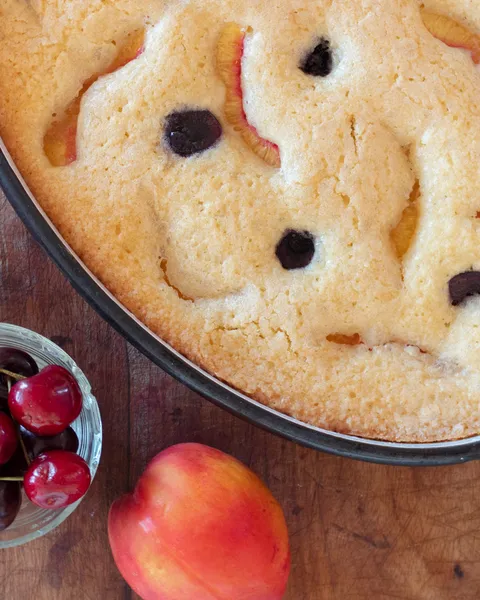 Torta de pelones y cerezas