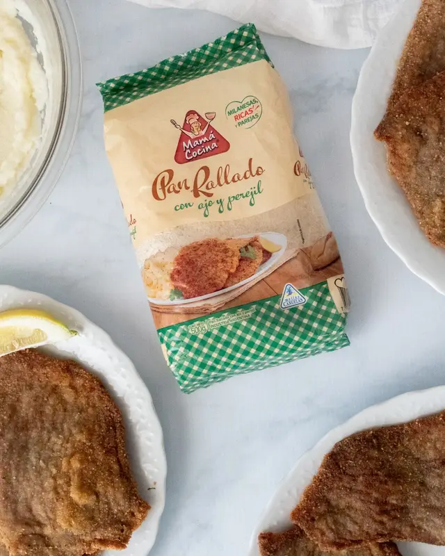 Paquete de pan rallado Mamá Cocina junto a tostadas y limón